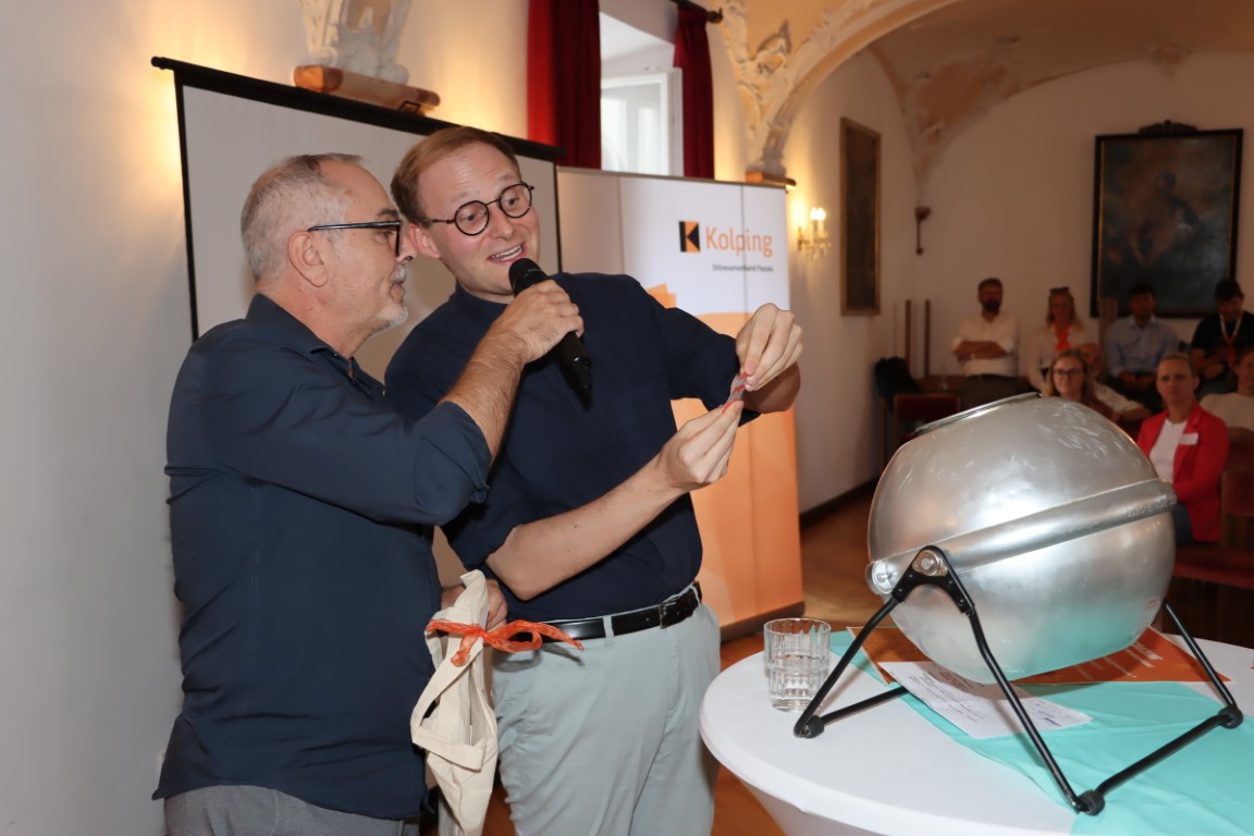 Gewinnspiel-Ziehung mit Losbehälter beim Eventcoaching Juli 2026